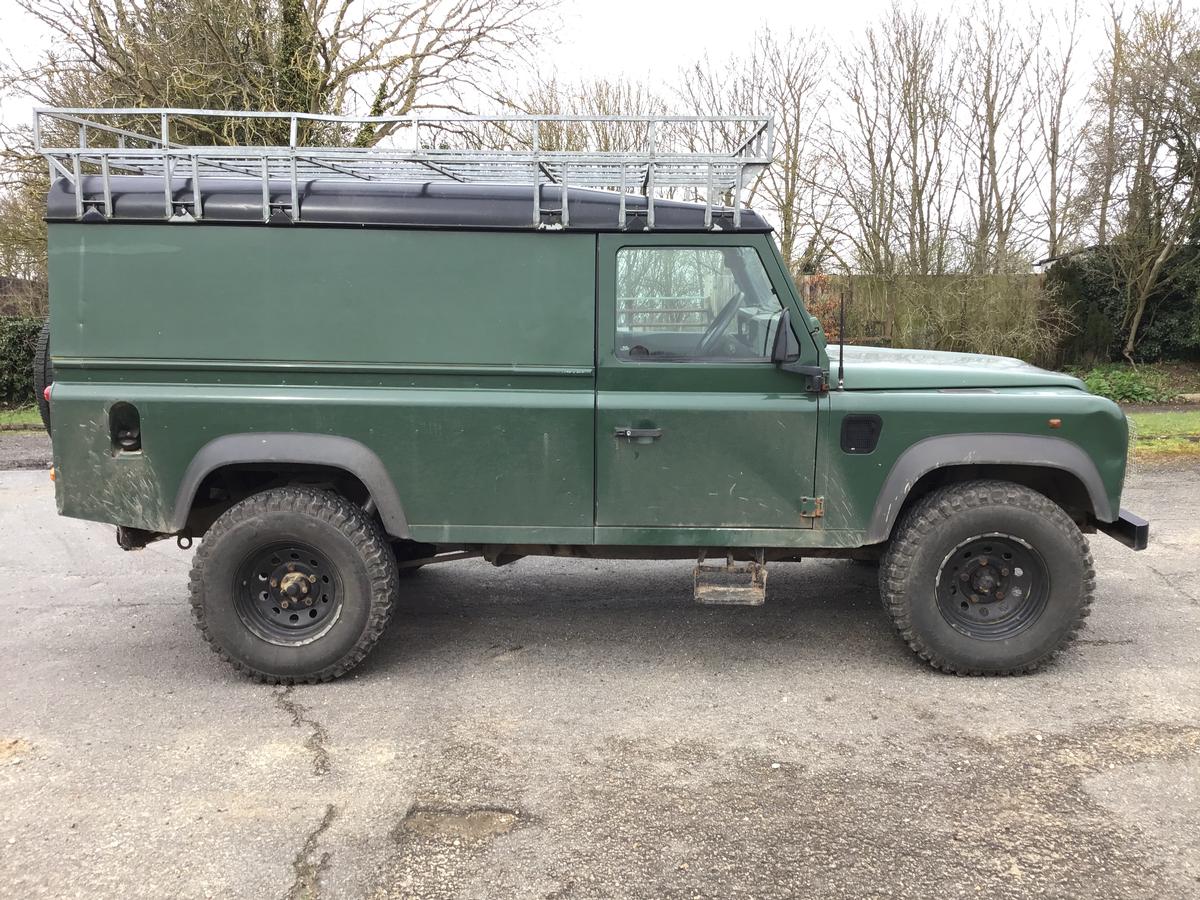 Land Rover  - Defender 